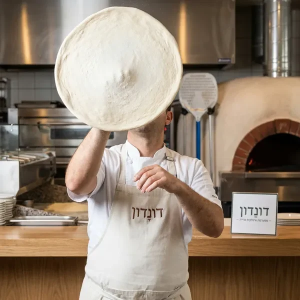 הכנת בצק פיצה בעבודת יד